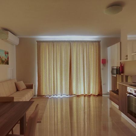 Marbella Holiday Apartments - Seafront - Wifi Марсаскала Екстер'єр фото