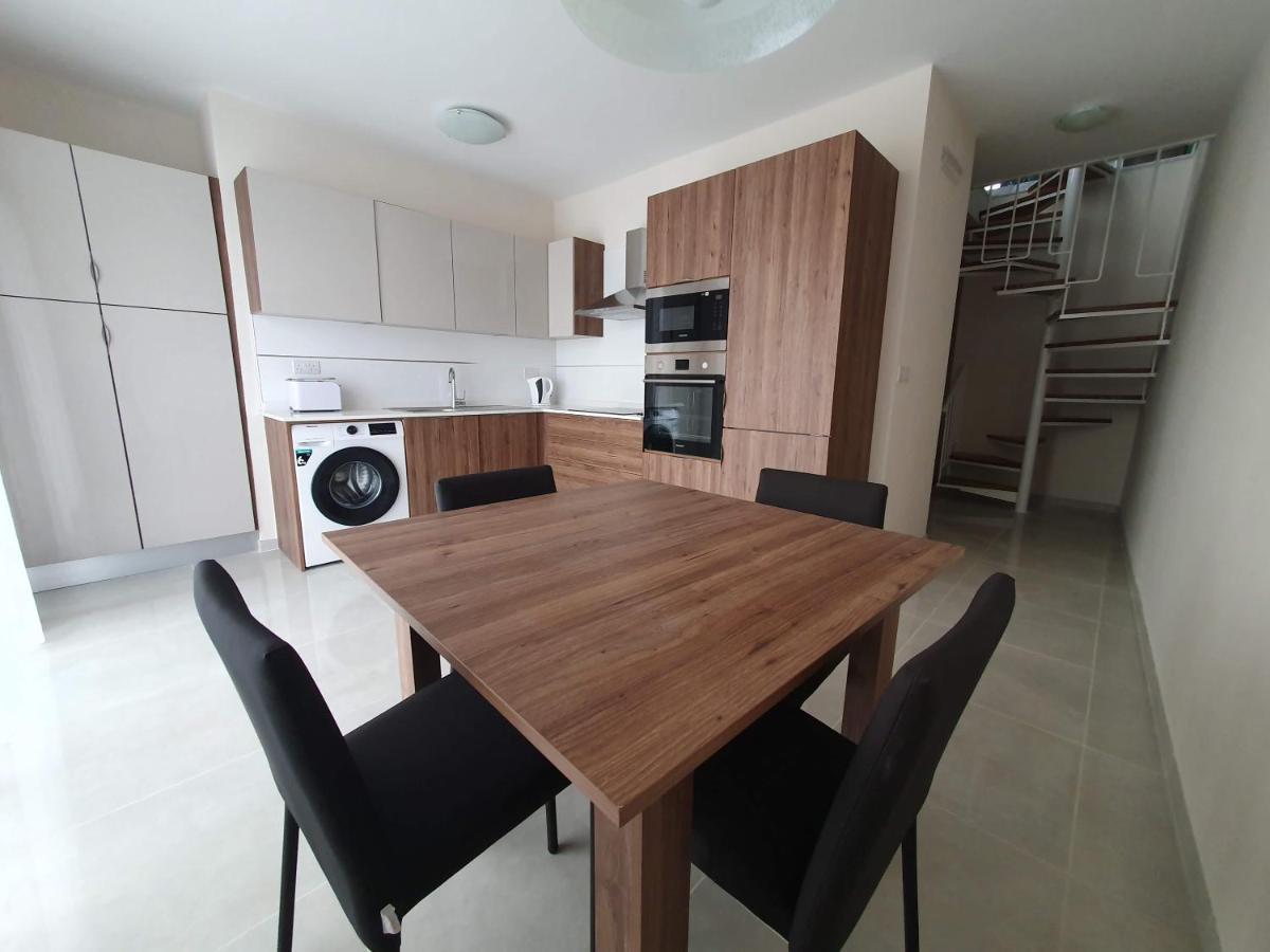 Marbella Holiday Apartments - Seafront - Wifi Марсаскала Екстер'єр фото