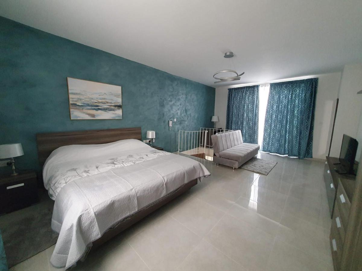 Marbella Holiday Apartments - Seafront - Wifi Марсаскала Екстер'єр фото