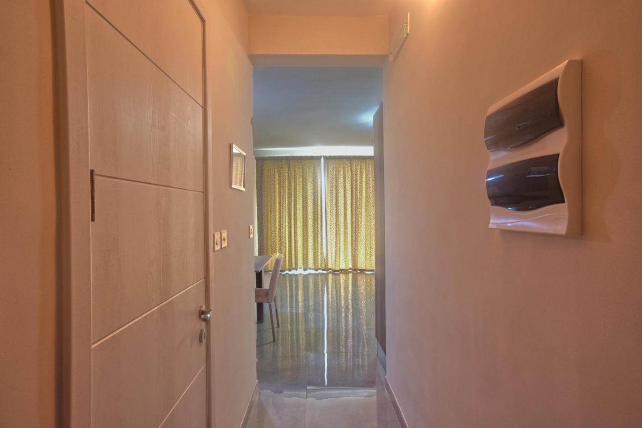 Marbella Holiday Apartments - Seafront - Wifi Марсаскала Екстер'єр фото