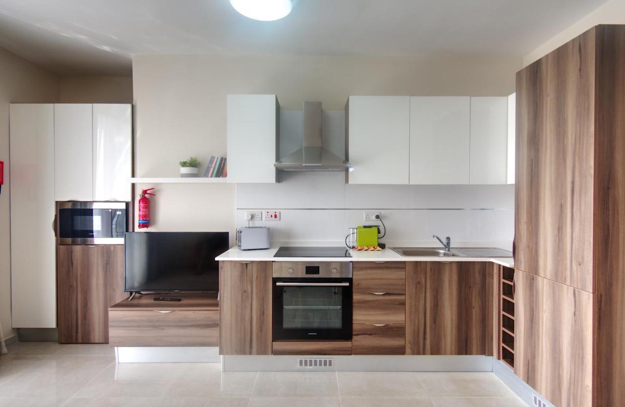 Marbella Holiday Apartments - Seafront - Wifi Марсаскала Екстер'єр фото