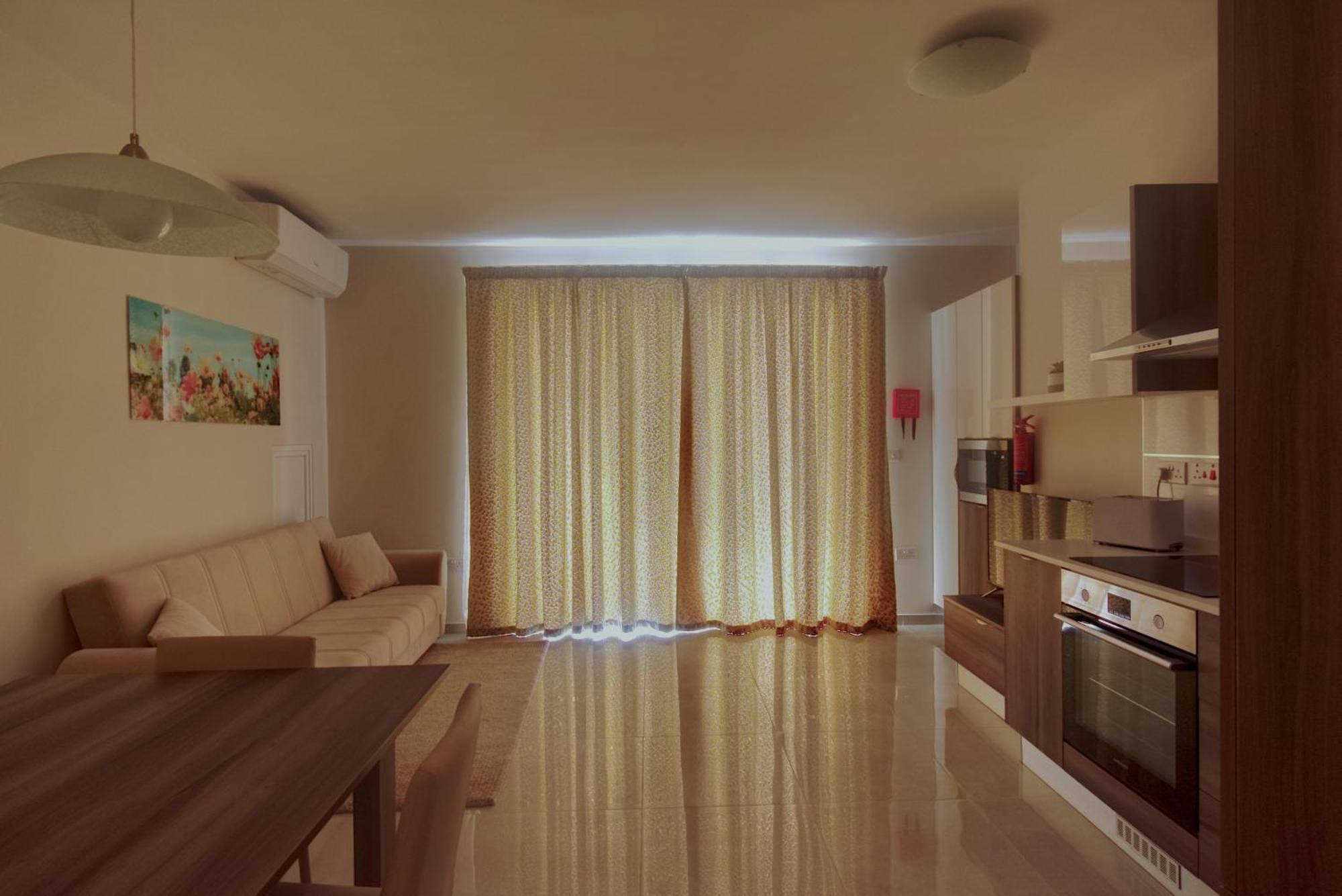 Marbella Holiday Apartments - Seafront - Wifi Марсаскала Екстер'єр фото