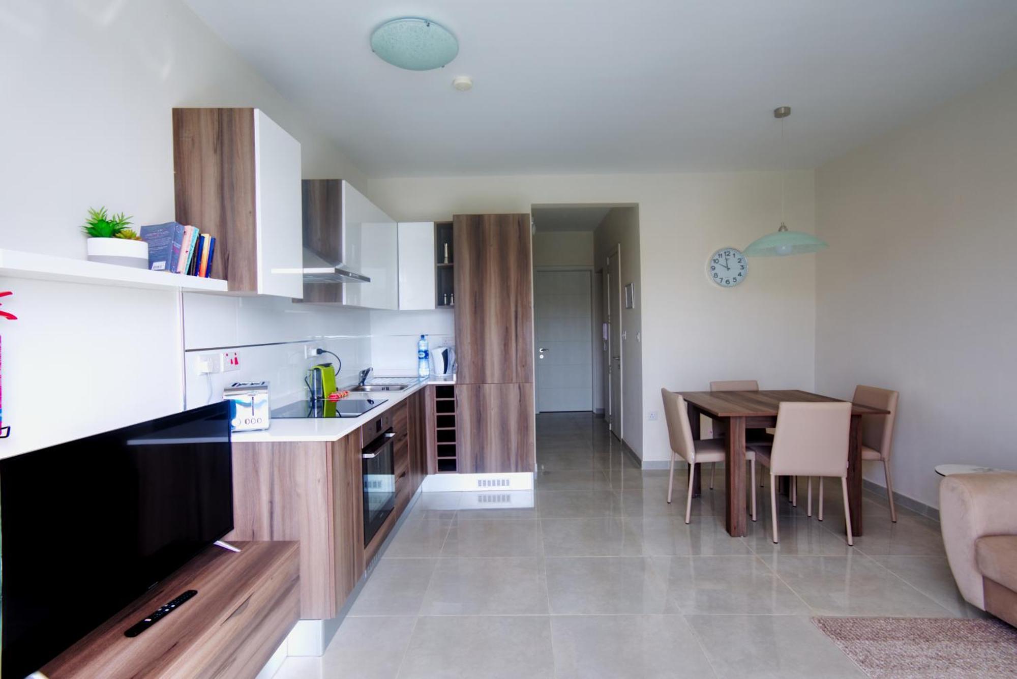 Marbella Holiday Apartments - Seafront - Wifi Марсаскала Екстер'єр фото